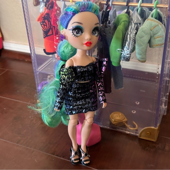 Rainbow High Deluxe Fashion Closet and Dolls - Picture 9 of 13